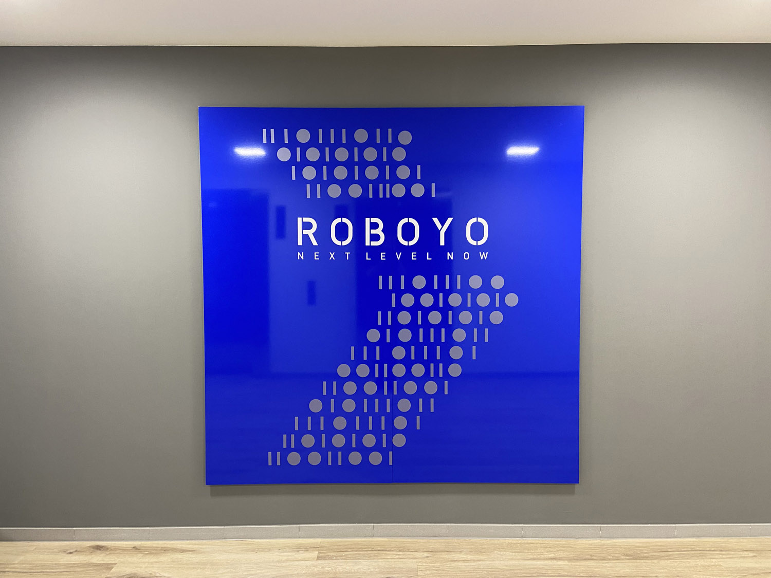 Wandschild Aluverbund Folienbeschriftung für Schaufenster im Raum Nürnberg, Fürth und Erlangen