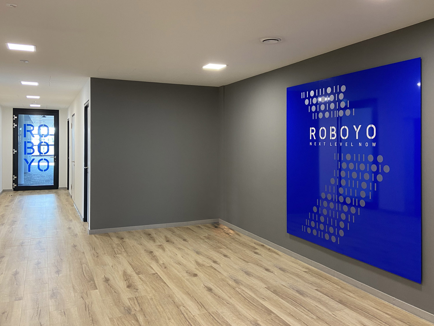 Wandschild mit Firmaenlogo Folienbeschriftung für Schaufenster im Raum Nürnberg, Fürth und Erlangen