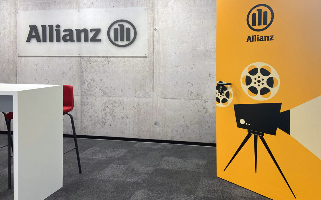 Werbeschild Plexiglas & Digitaldruck Werbeschild an der Wand