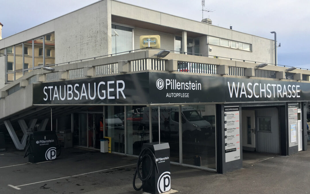 Werbeschilder für Autohaus Pillenstein aus Aluverbund - Folienplott mit Foliengrundierung Werbeschilder für die Autowaschanlage Pillenstein