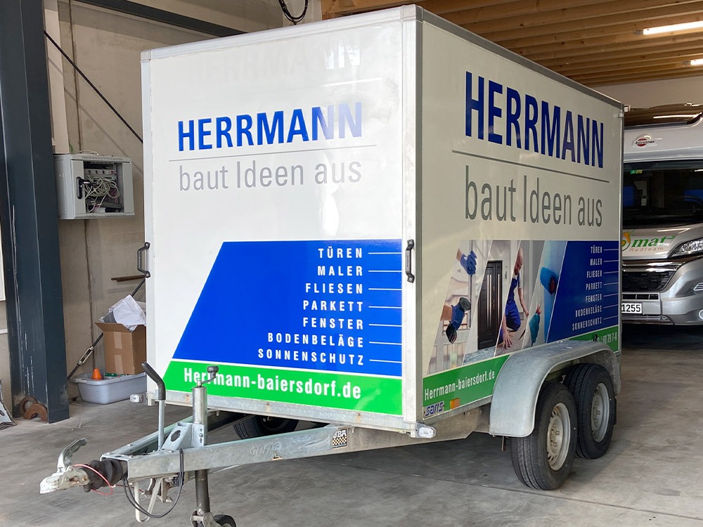 Anhänger mit Folienbeklebung