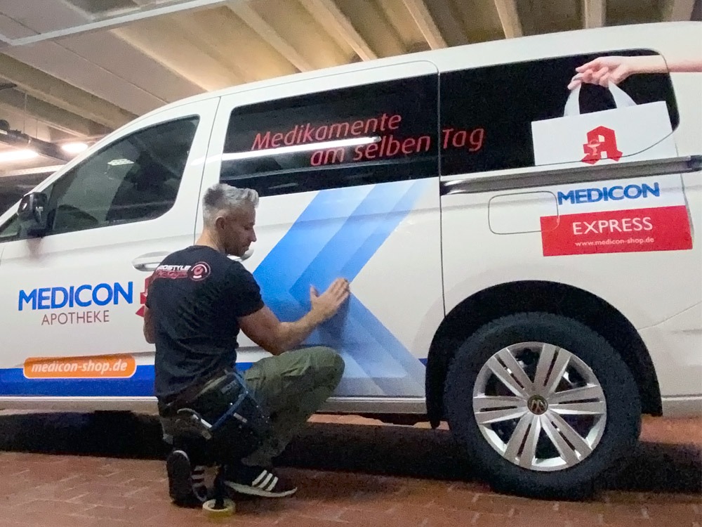 Fahrzeugbeschriftung Folienmontage Montage der Fahrzeugwerbung am Auto