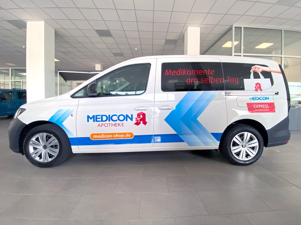 fertige Fahrzeugbeschriftung Folienbeschriftung auf dem Fahrzeug